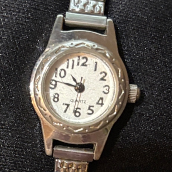 Elegant Silver Women's Quartz Watch - Picture 1 of 6